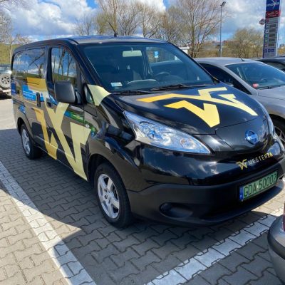 Elektryczny Nissan na parkingu - Wypożyczalnia samochodów luksusowych Mestenza Trójmiasto Rafał Grzebin