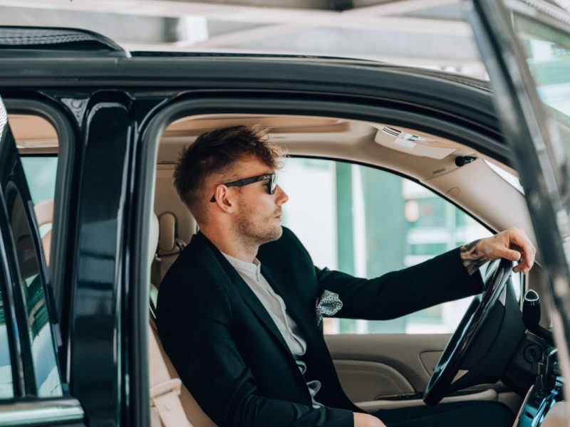 Wynajem samochodu z kierowcą: na jakie okazje warto skorzystać?