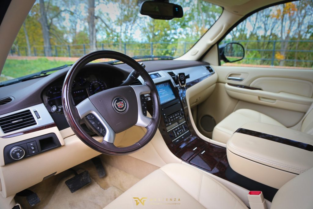 Cadillac Escalade Mestenza wypożyczalnia samochodów Rafał Grzebin