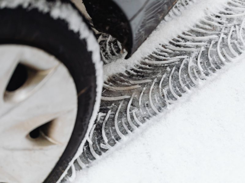 Jak bezpiecznie jeździć wynajmowanym samochodem w zimę?