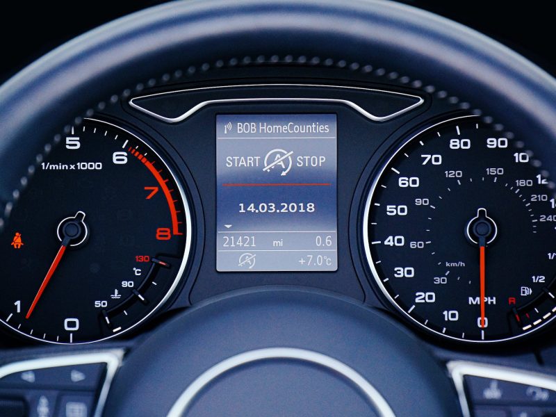 Kontrolki w samochodzie: co oznaczają?