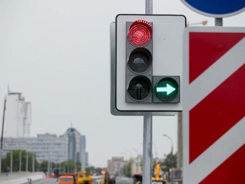 Warunkowy skręt w prawo. Jak prawidłowo manewrować przy zielonej strzałce?