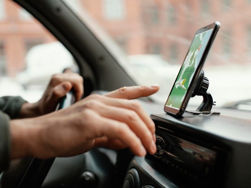 8 aplikacji na telefon przydatnych w podróży samochodem
