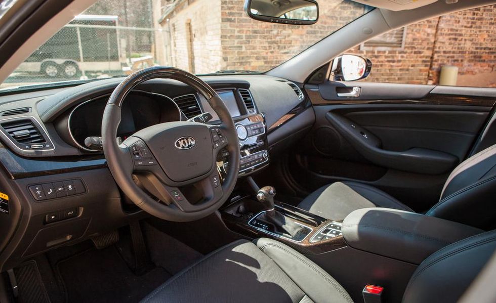 kia-cadenza-wypozyczalnia-samochodow-wnętrze1 Kia Cadenza - wypożyczalnia samochodów